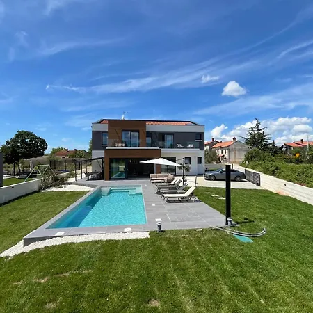 Luxury Kiara With Private Heated Pool And Jacuzzi- 15min From Sea Orbanići