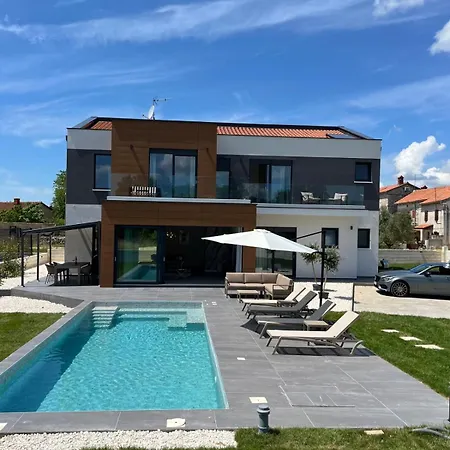 Luxury Kiara With Private Heated Pool And Jacuzzi- 15min From Sea Orbanići